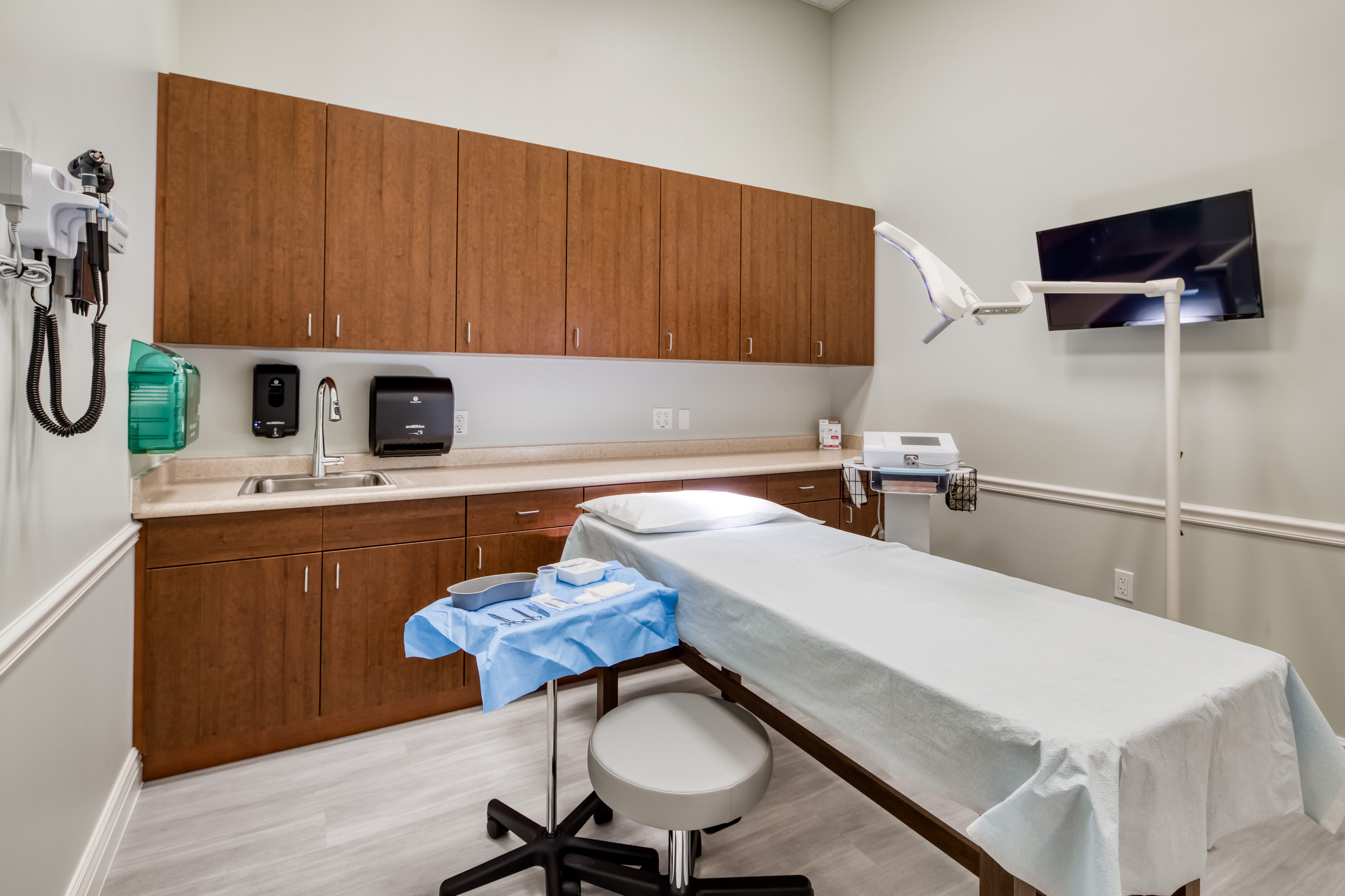 Our state-of-the-art, physician-led clinics operate around your schedule.